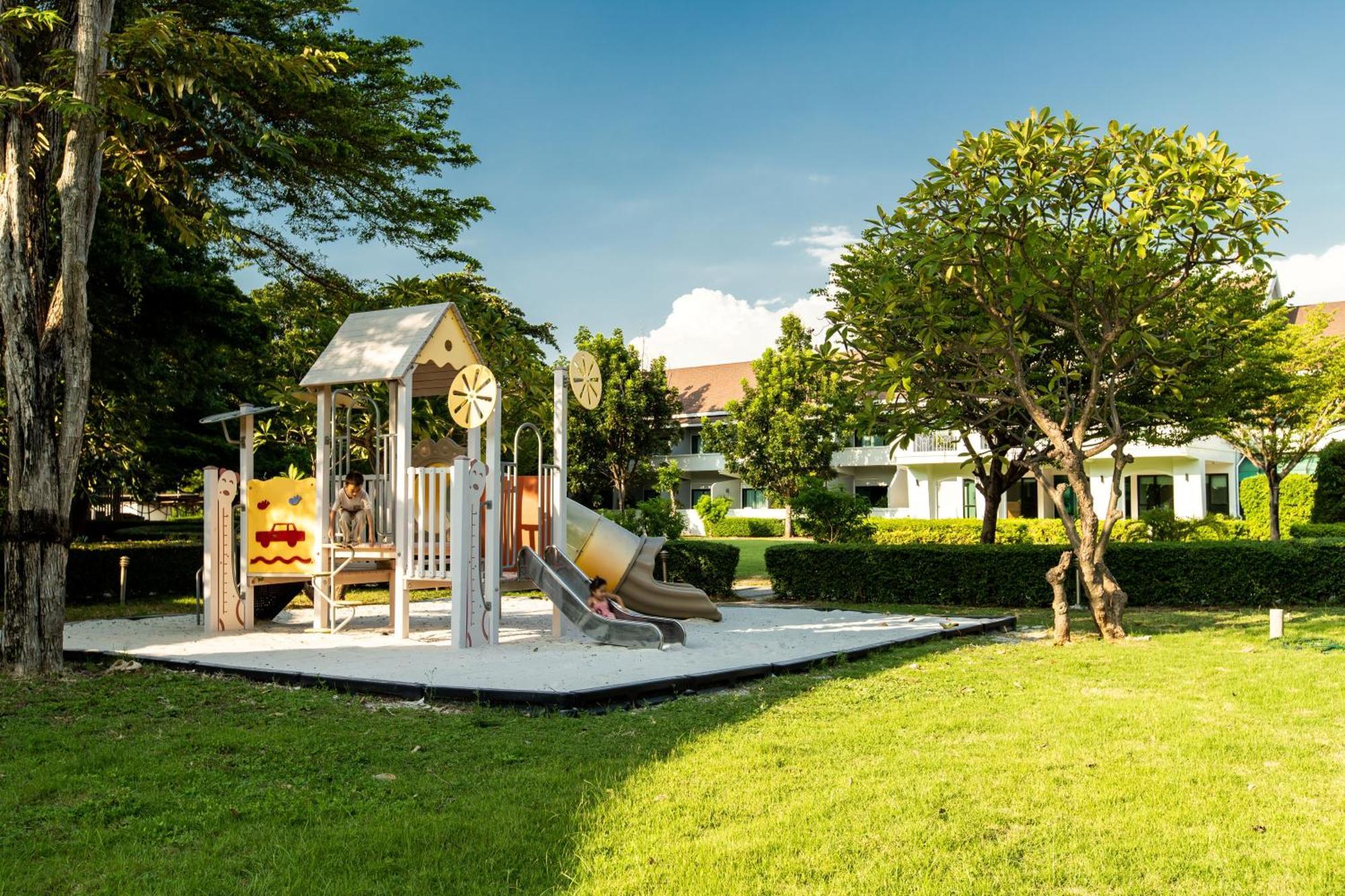 Bangsaen Heritage Hotel - SHA Certified Buitenkant foto